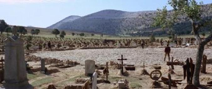 FOTO:Lee Van Cleef, Clint Eastwood and Eli Wallach in the final scene in the Sad Hill Cemetery (trielo) FOTOLee Van Cleef, Clint Eastwood and Eli Wallach in the final scene in the Sad Hill Cemetery (trielo)