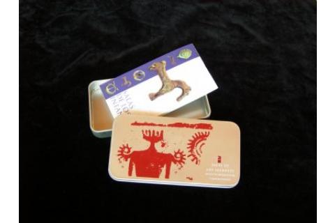 Caja metálica con libreta Caja metálica con libreta