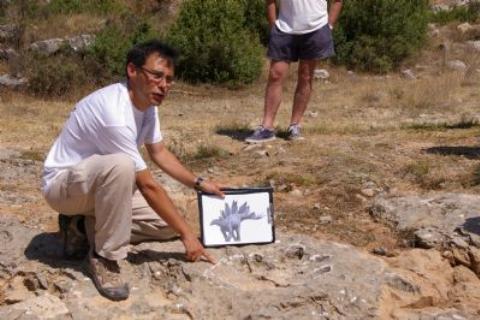 Fidel Torcida, director de la excavación explicando las características de la huella de estegosaurio