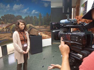 FOTOVerónica Díez entrevistada en el Museo de Dinosaurios por RTVE