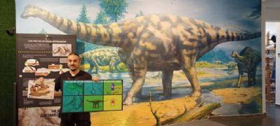 FOTO:Rubén Risco, de Madrid, visitante 250.000 del Museo de Dinosaurios de Salas de los Infantes. / Museo de Dinosaurios. FOTORubén Risco, de Madrid, visitante 250.000 del Museo de Dinosaurios de Salas de los Infantes. / Museo de Dinosaurios.